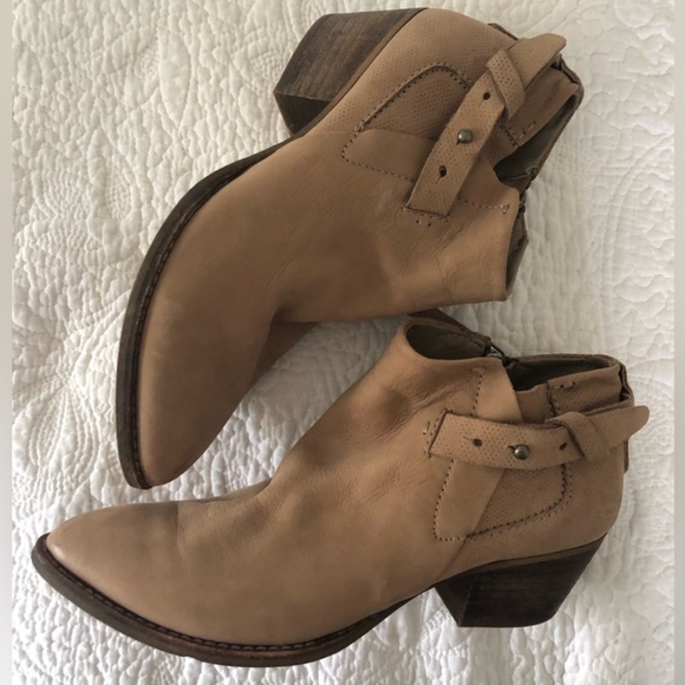 Dolce Vita tan leather western Ankle Booties size 6.5 - Picture 3 of 9